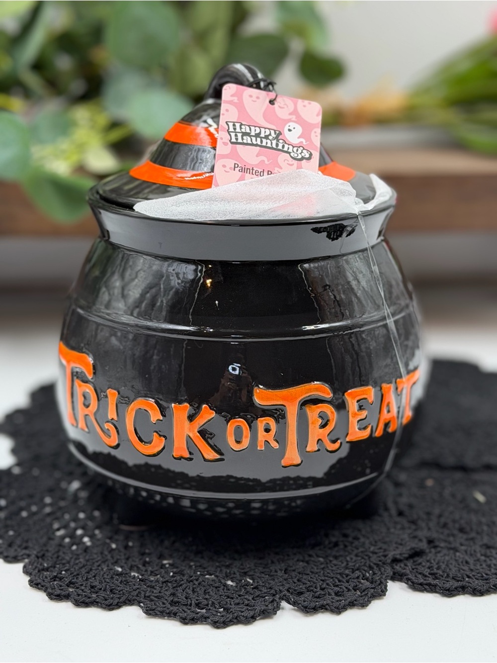 happy hauntings trick or treat ceramic cauldron cookie jar nwt